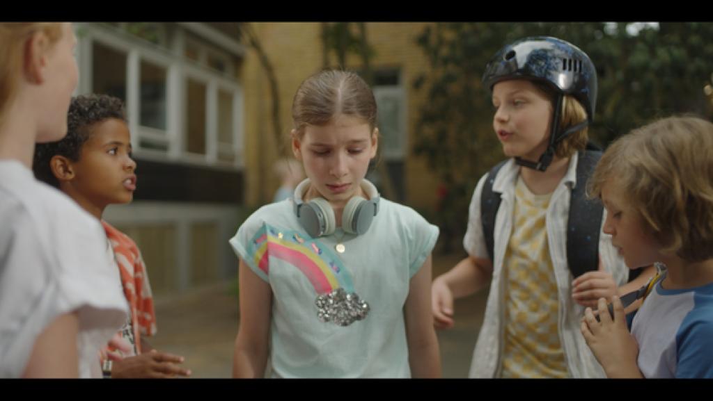 Rechte: KiKA/eitelsonnenschein GmbH Eileen ist umringt von vier Kindern aus ihrer Schule. Sie schaut unglücklich, denn das ist ihr zu viel.