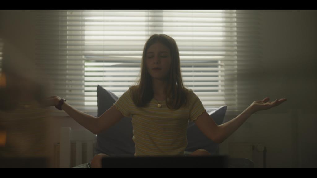 Rechte: KiKA/eitelsonnenschein GmbH Eileen sitzt auf ihrem Bett und hält die Arme wie eine Waage. Sie möchte eine Entscheidung treffen.