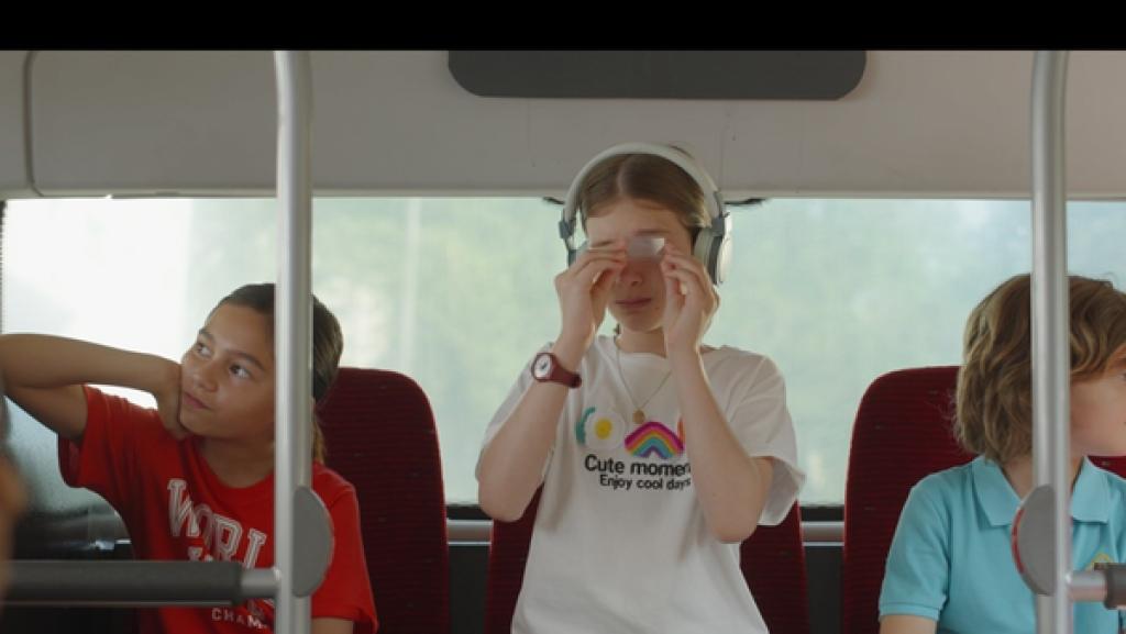 Rechte: KiKA/eitelsonnenschein GmbH Lenni ist von Zuhause abgehauen. Eileen und Mia sitzen neben ihm im Bus und begleiten ihn.