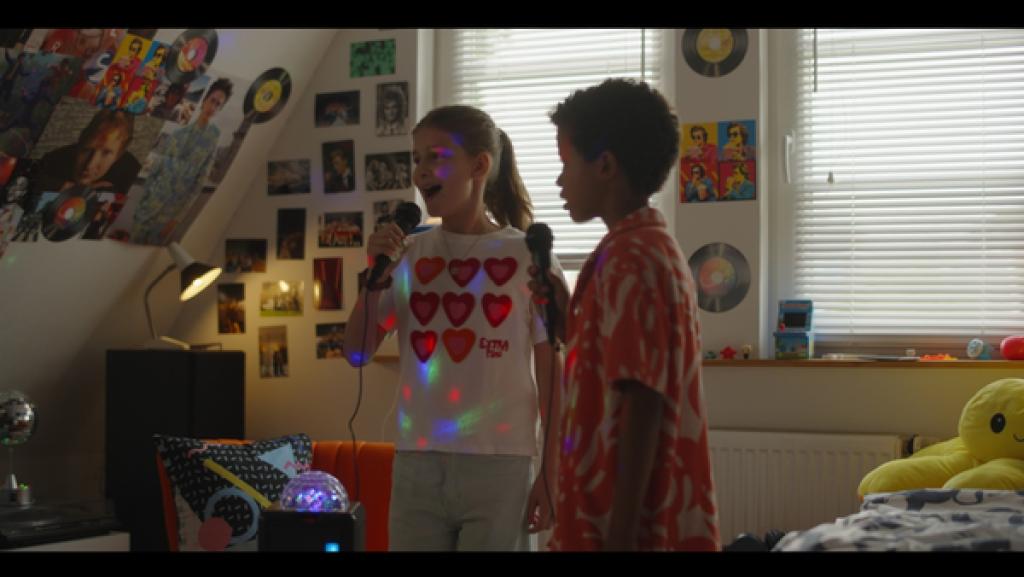 Rechte: KiKA/eitelsonnenschein GmbH Eileen und Gabriel halten Mikrofone in der Hand und singen gemeinsam.