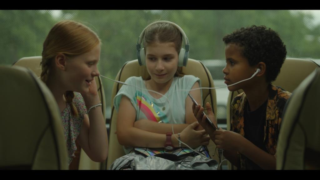 Rechte: KiKA/eitelsonnenschein GmbH Eileen sitzt in der letzten Reihe im Bus, zwischen Clara und Gabriel. Sie fahren auf Klassenfahrt.