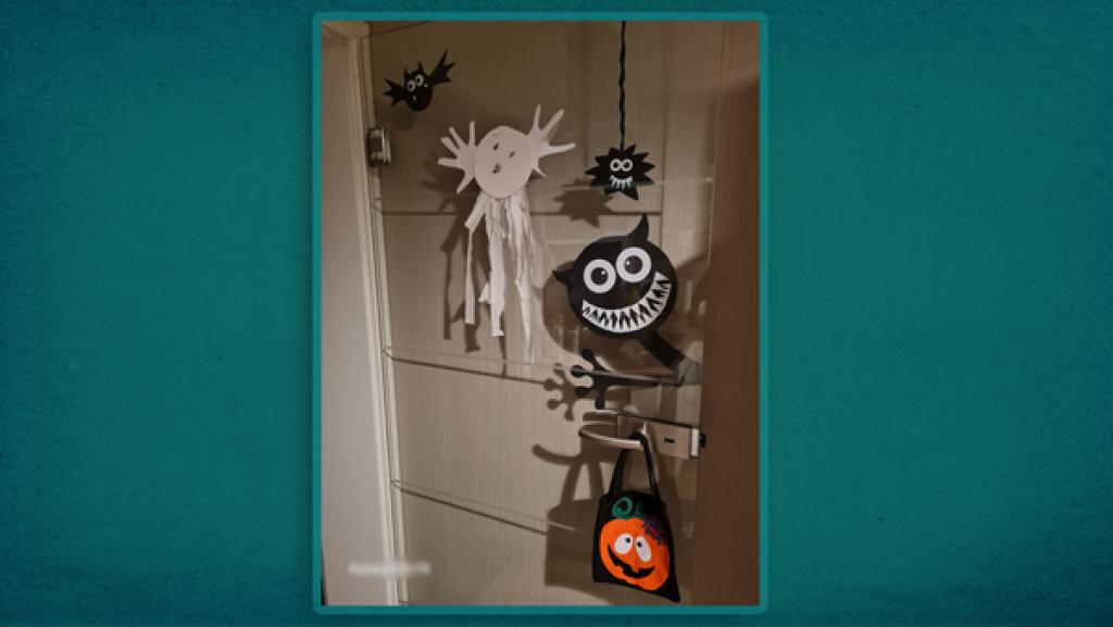 Tür mit Halloween-Deko