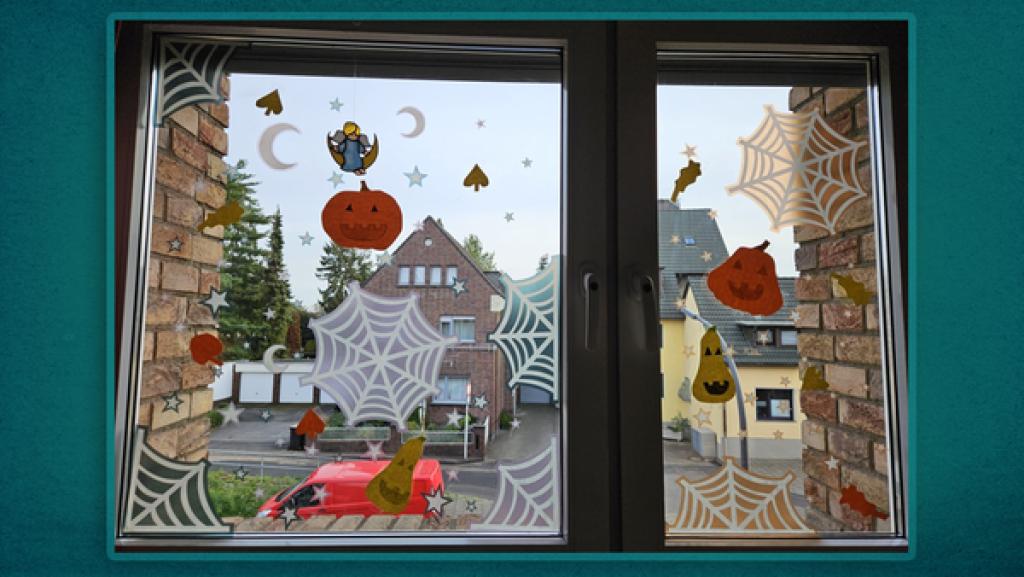 Fenster mit Halloween-Deko