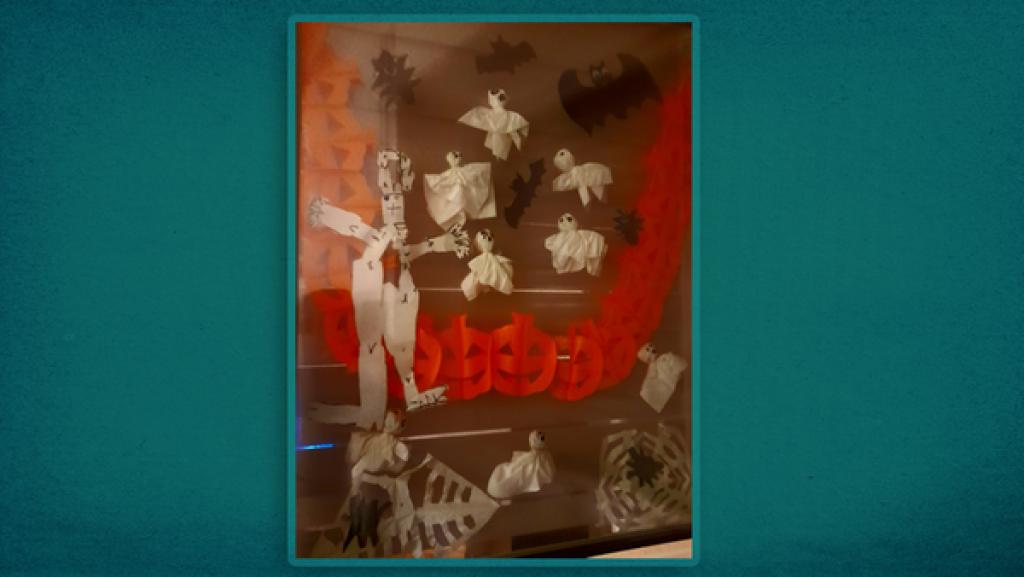 Fenster mit Halloween-Deko