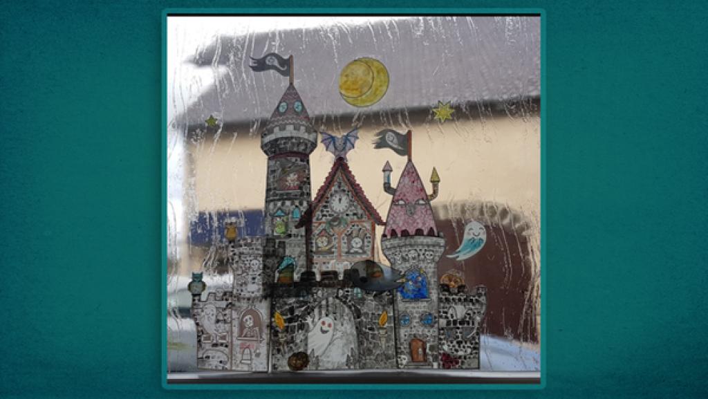 Fenster mit Halloween-Deko