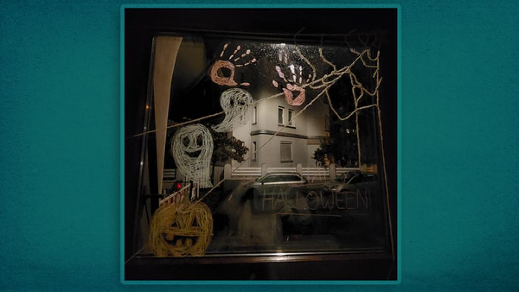 Fenster mit Halloween-Deko