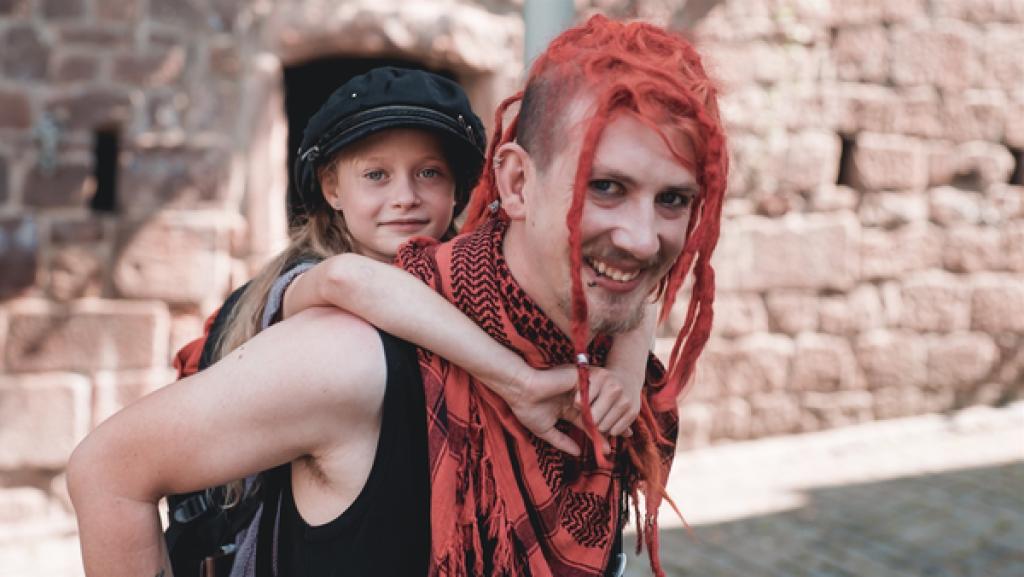 Isabel und "Punk" auf der Suche nach dem Schatz