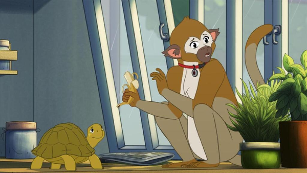 Eine kleine, grüne Schildkröte steht einem braunen Affen gegenüber, der größer ist als sie. Der Affe trägt ein rotes Halsband und hält eine Banane in der rechten Hand. Er schaut erschrocken zur Seite, während Törtel, die Schildkröte, auch in diese Richtung schaut und grinst. Neben den beiden liegt eine Zeitung. Auf der anderen Seite stehen kleine Topfpflanzen. Im Hintergrund ist ein Fenster gekippt.