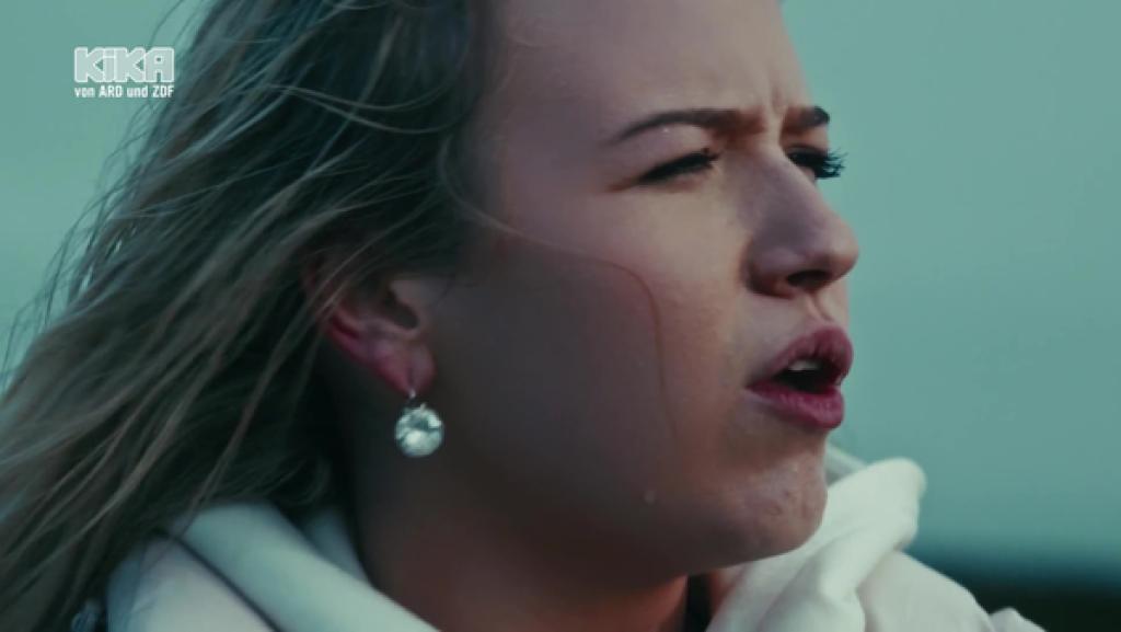 Louise O'Driscoll Murray singt, sie blickt zur Seite.