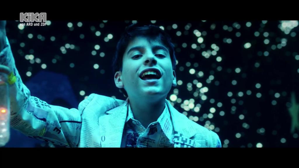 Gonzalo Pinillos singt, um ihn herum blaues Licht.