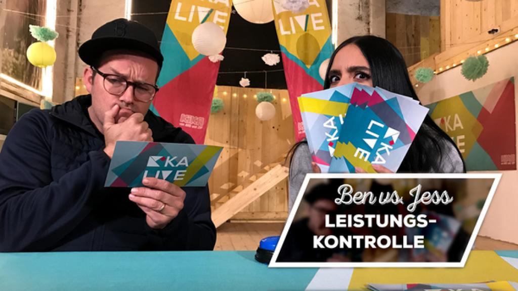 Endlich-Freitag-Video: Ben vs. Jess: Leistungskontrolle | Rechte: KiKA / Andrea Thoben Ben überlegt, Jess schaut hinter Fragekarten hervor