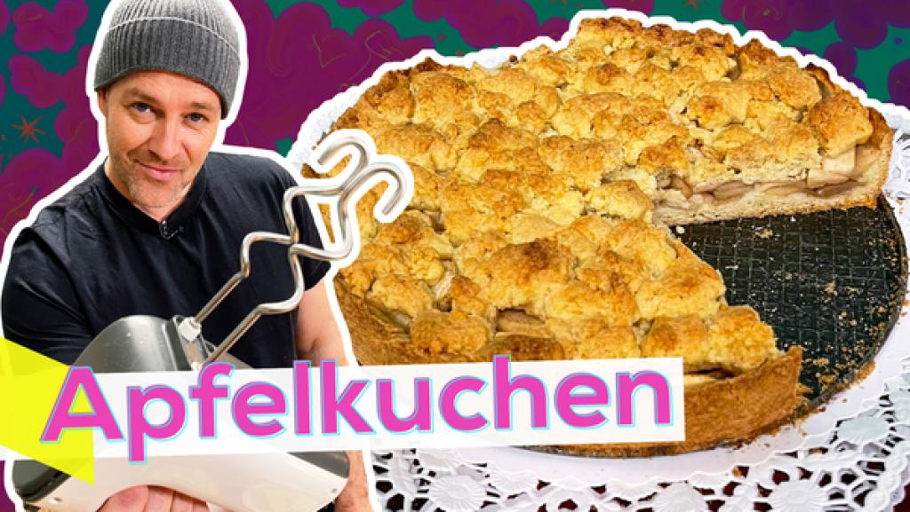 Ben backt leckeren Apfelkuchen | Rechte: KiKA / Jackie Kupey Ben mit Handrührgerät. Rechts ein großes Bild von einem runden Apfelkuchen mit Streuseln. Aufschrift: Apfelkuchen.
