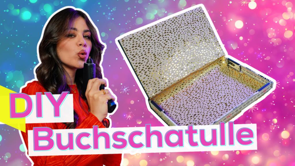 DIY Buchschatulle | Rechte: KiKA / Torben Hagenau Sarah mit Heißklebepistole. Neben ihr Bild von Buchschatulle mit weißer Umrandung. Aufschrift: DIY Buchschatulle