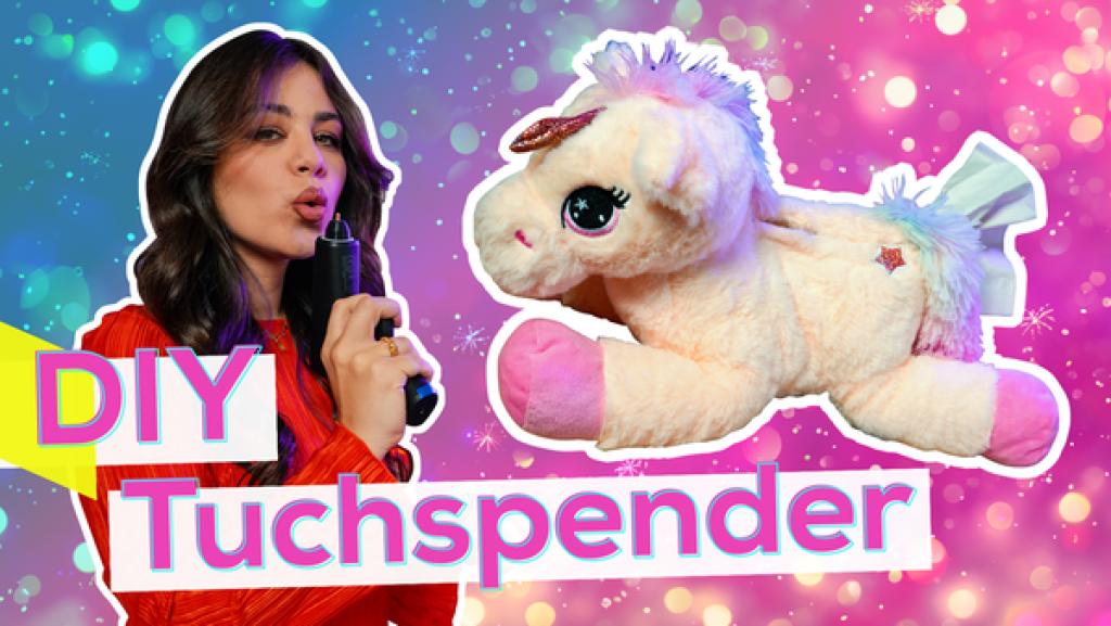 DIY Einhorn-Tuchspender | Rechte: KiKA / Torben Hagenau Sarah mit Heißklebepistole. Neben ihr Bild von Einhorn-Tuchspender mit weißer Umrandung. Aufschrift: DIY Tuchspender