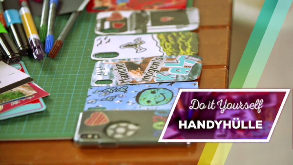 Endlich-Freitag-Video: DIY - Handyhülle | Rechte: KiKA Ein Basteltisch mit Material, um bunte Einleger für transparente Handyhüllen zu basteln