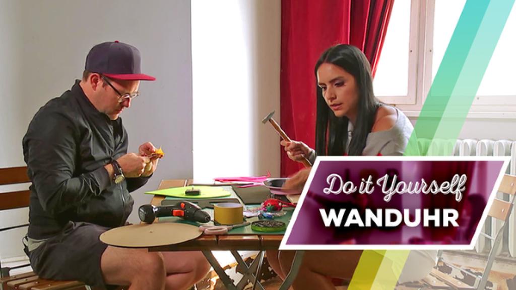 Endlich-Freitag-Video: DIY Wanduhr | Rechte: KiKA Ben und Jess sitzen an einem Basteltisch, sie basteln eine Uhr für die Wand