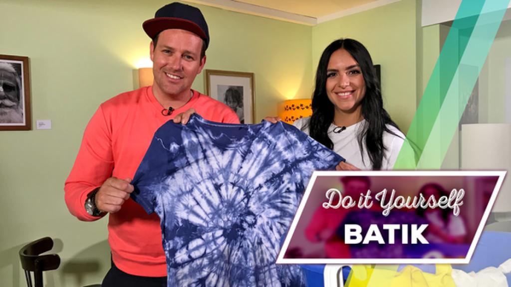 Endlich-Freitag-Video: DIY Batik | Rechte: KiKA / Linh Tran Jess und Ben und ein T-Shirt in Batik-Optik