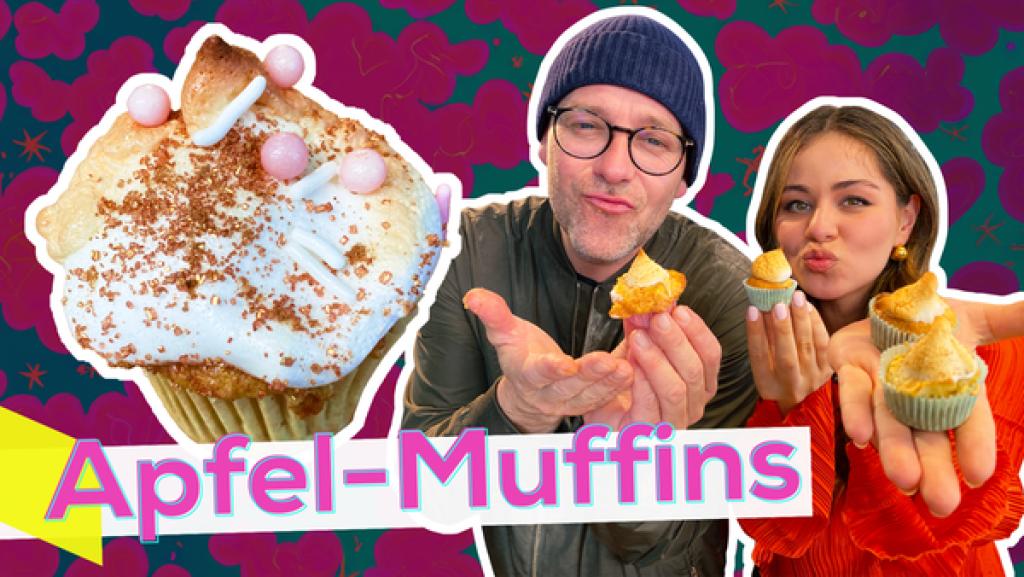 Rezept für die KiKA LIVE Apfel-Muffins | Rechte: KiKA / Anna Leistner Rechts Ben und Sarah die kleine Muffins in die Kamera halten. Links daneben ein großes Bild von einem Muffins mit Baiser-Haube, Glitzer und Zuckerperlen. Aufschrift links: Apfel-Muffins