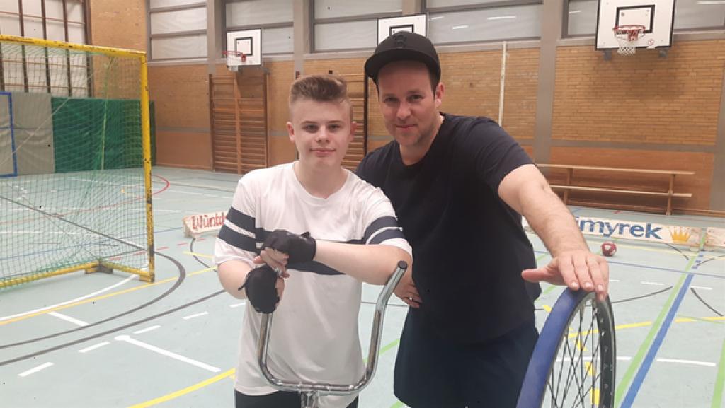 Rechte: KiKA/Grit Häfer Ben trifft Steven aus Gifhorn, der schon seit sieben Jahren Radball spielt. Steven bringt Ben die Basics wie Fahren, Bremsen und Schießen bei.