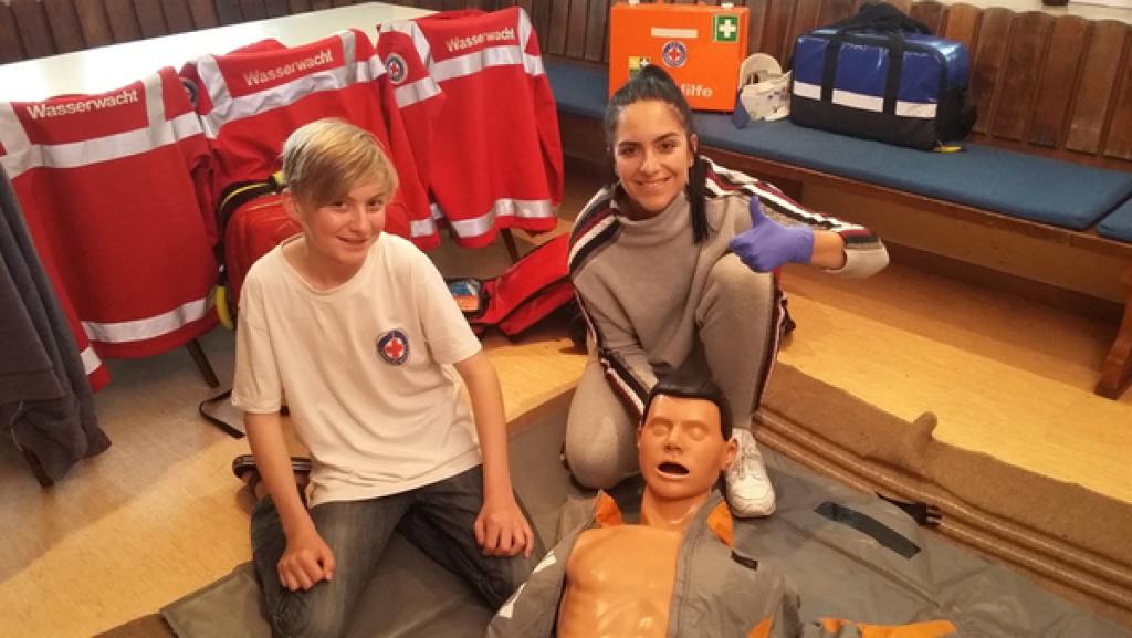 Rechte: KiKA/Stephanie Paersch Jess begeliet einen Tag lang Philipp. Er ist bei der Wasserwacht und zeigt ihr, was man bei einem Notfall tun muss.