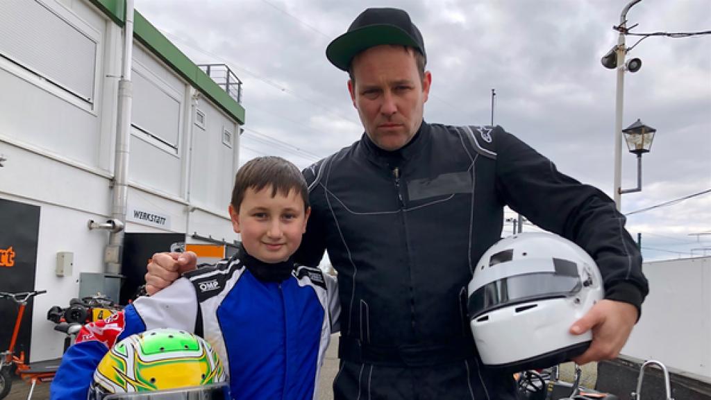 Rechte: KiKA/Björn Pollok Slalom klingt simpel. Doch Ben erfährt bei seinem Besuch bei Samuel Linus, dass es gar nicht so einfach ist.