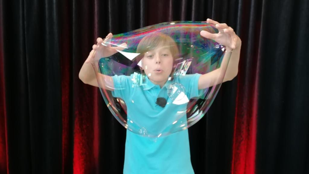 Rechte: KiKA/Grit Häfer Felix kann die tollsten und faszinierendsten Seifenblasen-Gebilde entstehen lassen.