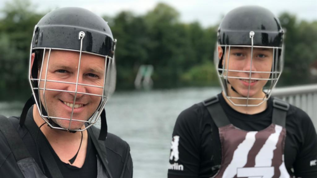 Rechte: KiKA/RozhyarZolfaghari Ben mit Nathan beim Kanupolo