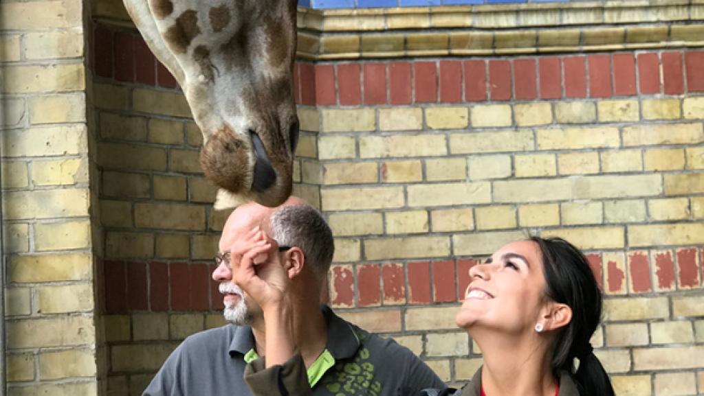 Jess hat Knäckebrot für Giraffe Max.