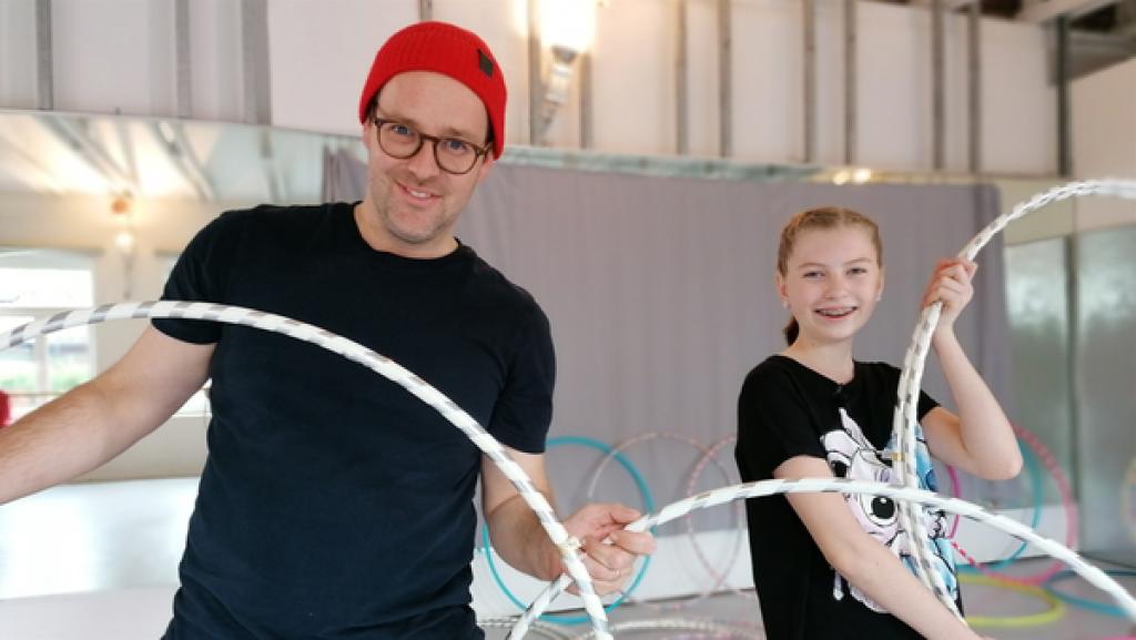 Rechte: KiKA/Grit Häfer Ben und Lara beim Hula Hoop