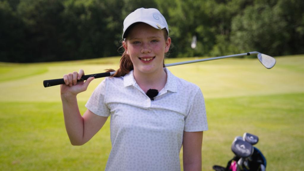 Rechte: KiKA/Filip Felix Ben bekommt ein Golf-Coaching von der 14-jährigen Heidi. Er lernt von Heidi den richtigen Schwung und verschiedene Schlagtechniken wie das Pitchen, Chippen und Putten.