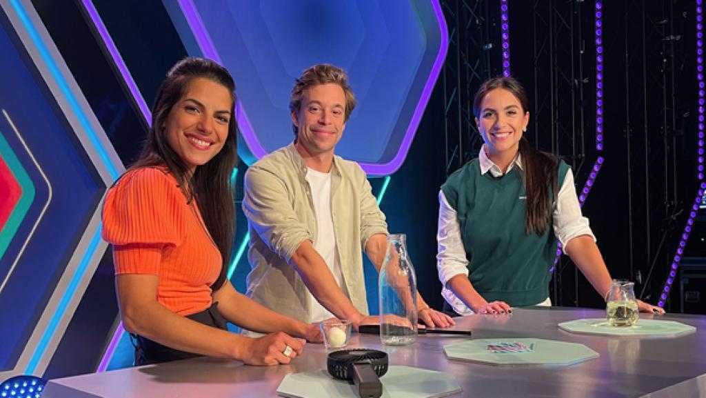 Rechte: KiKA/Jacqueline Kupey Jess (rechts) schaut mit Clarissa und Tobi hinter die Kulissen von "Die beste Klasse Deutschlands".