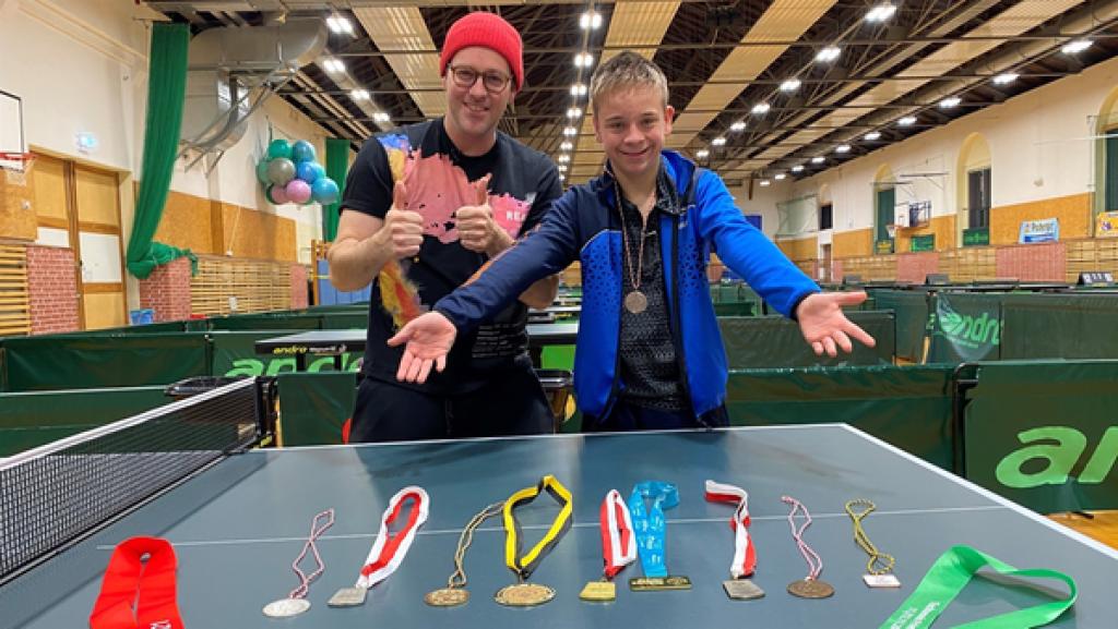 Rechte: KiKA/Nicolette Maurer Ben begleitet Justin zu einem Special Olympics-Spiel und lässt sich von ihm die Welt des Para Tischtennis zeigen.