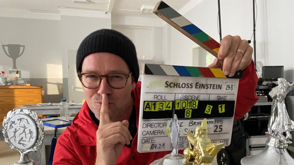 Rechte: KiKA/Andrea Thoben Ben ist bei den Dreharbeiten dabei und erfährt, dass sich bei Reena eine Lovestory anbahnt und welche Pranks Annika und Nesrin aushecken.