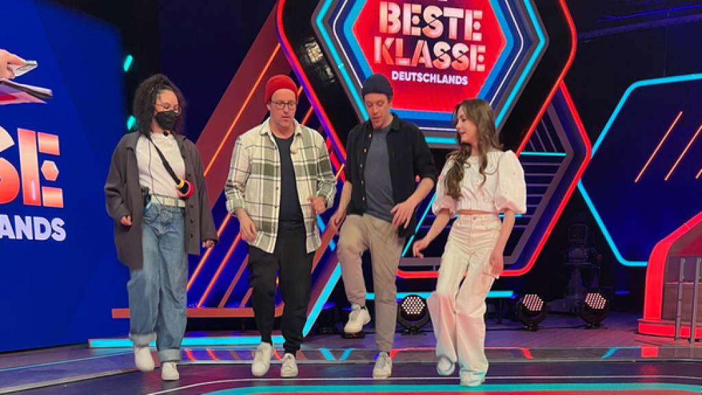 Rechte: KiKA/Alex Huth Ben schaut bei den Proben für "Die beste Klasse Deutschland" zu und testet ein Spiel.