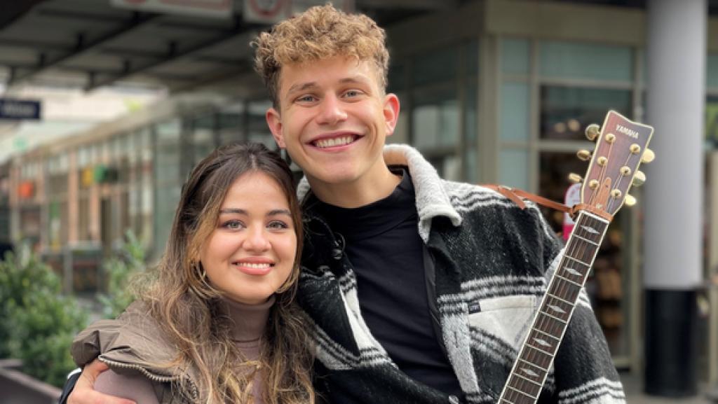 Sarah streift mit Musiker Gregor Hägele durch Berlin und findet heraus, wie er zu seinen berührenden Liedtexten kommt.