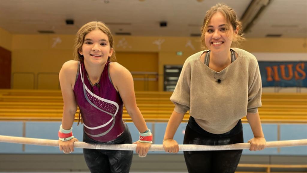 Rechte: KiKA/Rafael Bies Auf einem Holm eines Barrens stützen sich Sarah, links, und Lina.