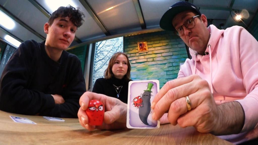 Ben spielt Gesellschaftsspiele mit Jamila und Thorin.