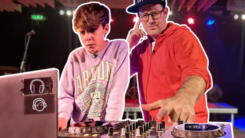 Rechte: KiKA/Tina Wilß Ben trifft den Nachwuchs-Produzenten Levi bei einem Gig in einem Jugendclub und bekommt von ihm eine Einführung in die EDM-Musikproduktion.