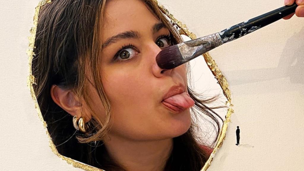 Links schaut Sarah mit dem Kopf aus einem Loch in einer Leinwand. Rechts bemalt Derya mit einem Pinsel Sarahs Nase. Der Titel Kunst? ist unten auf der Leinwand in pinker Schrift auf gelbem Hintergrund zu sehen.