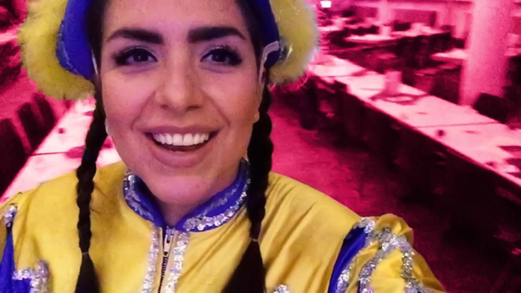 Rechte: KiKA Groß Jess Kopf, die in einem Tanzmariechen-Kostüm und zwei geflochtenen Zöpfen in die Kamera lächelt.