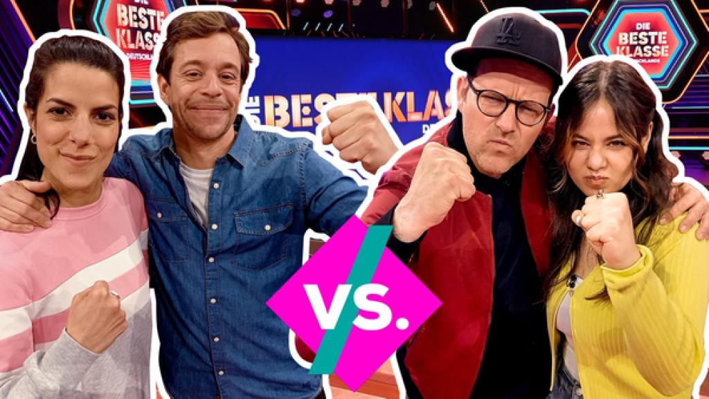 Rechte: KiKA/Anna Leistner Links stehen Clari und Tobi. In der Mitte steht "vs.". Rechts stehen Ben und Sarah in Kampf-Pose. Im Hintergrund ist das Studio von "Die beste Klasse Deutschlands".