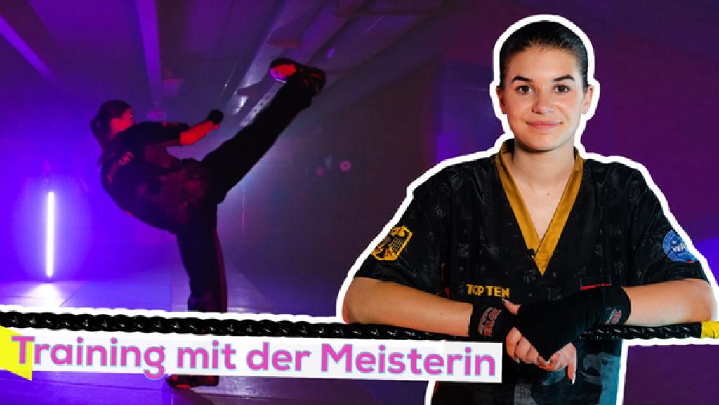 Rechte: KiKA/Filip Felix Rechts ist Theresa im Kickbox-Outfit. Hinter ihr sieht man eine Person, die einen Kickbox-Tritt ausübt. Vorne links steht der Titel auf weißem Banner und in pinker Schrift "Training mit der Meisterin".