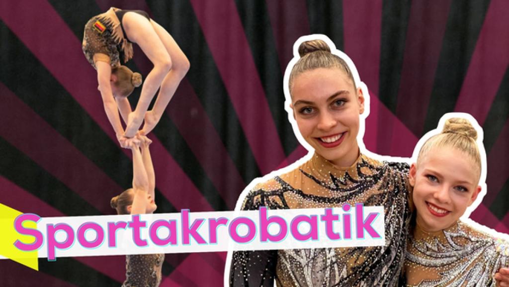 Rechte: KiKA/Andrea Thoben Die Sportakrobatinnen Alisa und Mia zeigen im Hintergrund eine Akrobatik-Figur. Auf der rechten Seite stehen sie nebeneinander in ihrem Sportdress und lächeln in die Kamera.