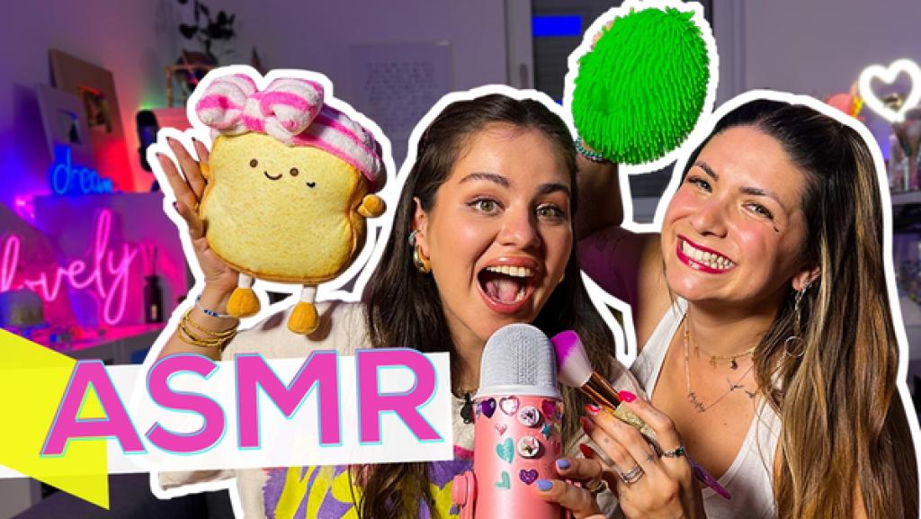 Rechte: KiKA Eine Fotomontage: Links im Bild der Schriftzug "A.S.M.R.". Rechtsmittig im Bild: Sarah und Miss Mi, in weißer Umrandung. Vor ihnen ein Mikrofon. Sie haben je ein Stofftier in der Hand. Außerdem einen Schminkpinsel. Im Hintergrund ist das Creator-Zimmer von Miss Mi zu sehen.