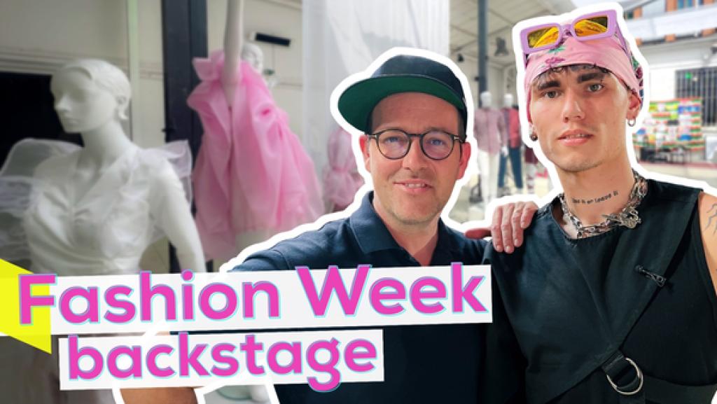 Rechte: KiKA Ben steht neben dem Modestudenten Marten. Ben hat seine Hand auf der Schulter von Marten. Ben trägt Kappe und Brille. Marten trägt rosa Bandana und hat seine rosa Sonnebrille nach oben gezogen. Links auf der Fotomontage steht "Fashion Week backstage". Im Hintergrund sind Kleiderpuppen zu erkennen.