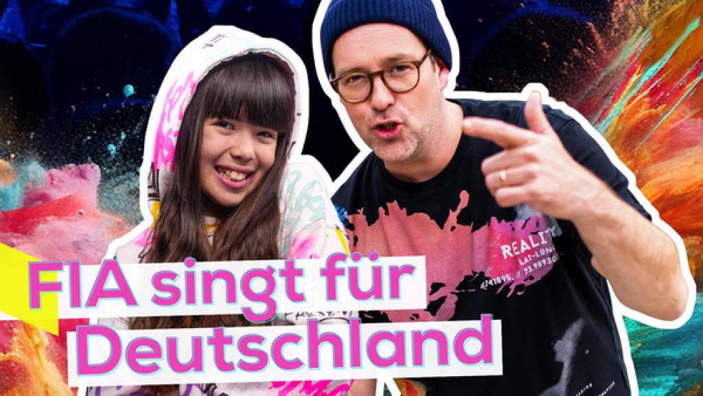 Bildmontage: Rechts steht Ben. Links ist FIA lächelnd mit Kapuzenpullover. Aufschrift: FIA singt für Deutschland.