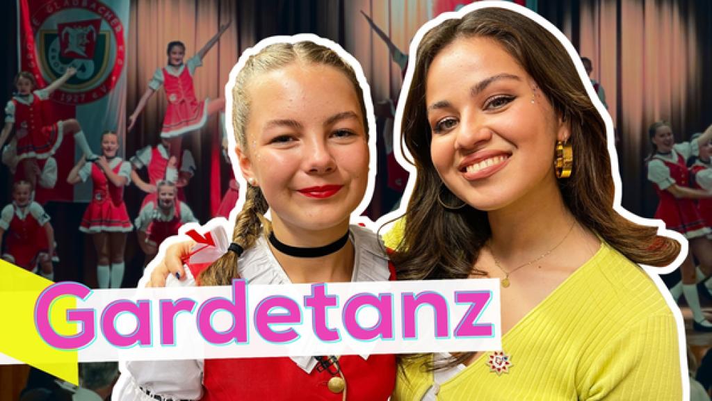 Rechte: KiKA/Rozhyar Zolfaghari Mittig stehen Sarah und Sarah. Sie lächeln in die Kamera. Im Hintergrund die Gardetanz-Gruppe bei ihrem Auftritt. Unten die Aufschrift Gardetanz.