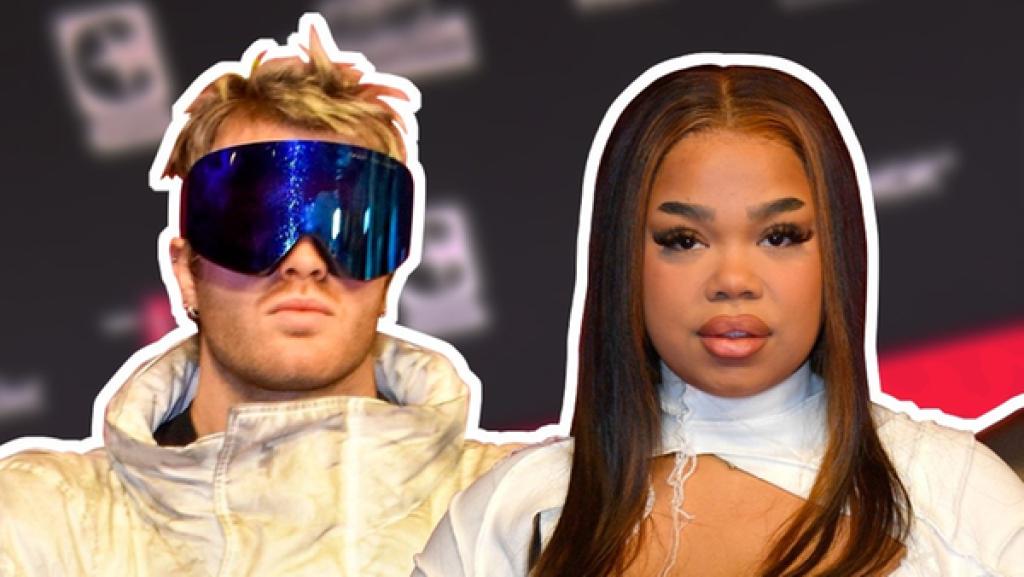 Rechte: KiKA/Picture Alliance/Ben Bluemel Ski Aggu, Zoe Wees, Nico Santos und Nina Chuba. Im Hintergrund der rote Teppich der 1LIVE-Krone-Preisverleihung. Unten die Aufschrift Wahrheit oder Pflicht.