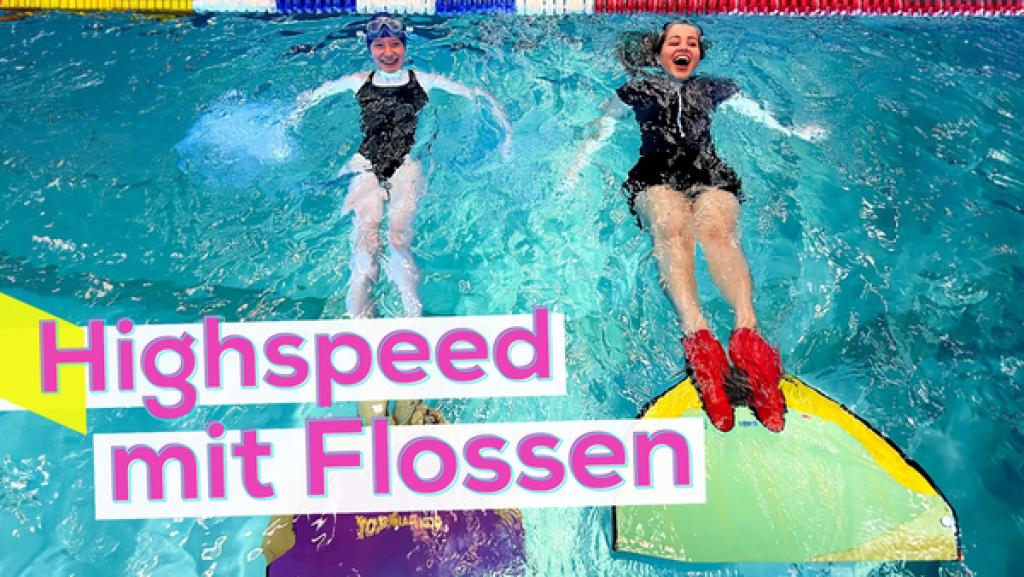 Rechte: KiKA/Jess Schöne Esther und Sarah schwimmen auf dem Rücken in einem Schwimmbecken. Sie haben jeweils eine Monoflosse an den Füßen und lachen. Unten die Aufschrift Highspeed mit Flossen.