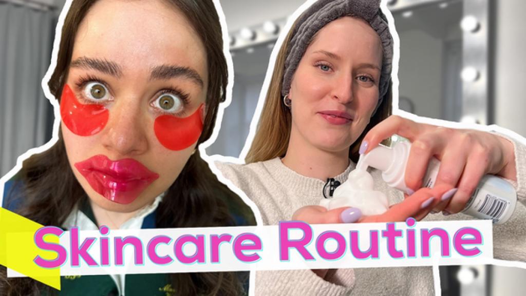 Rechte: KiKA/Jess Schöne Links Sarah mit roten Augenpads und Mundpad im Gesicht. Rechts sprüht Emily Pflegeschaum auf ihre Hand. Unten die Aufschrift Skincare Routine.